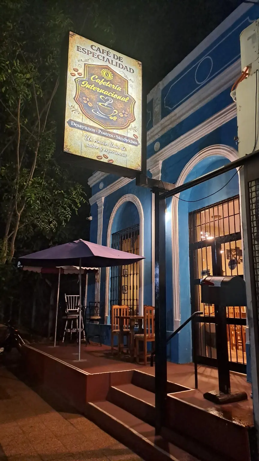 Fachada iluminada de Cafetería Internacional