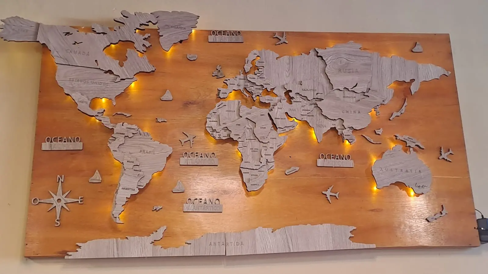 Detalle del mapa y decoración interior de la cafetería